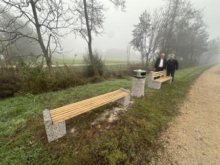 OBČINA MORAVČE NAMESTILA NOVE KLOPCE OB PRILJUBLJENI SPREHAJALNI POTI...