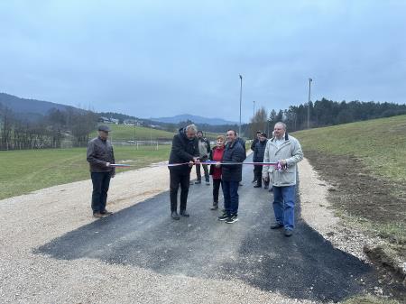 ŽUPAN ODPRL NOVO ASFALTIRANO CESTO V CEGUNCI