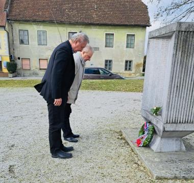 ŽUPAN OB 80-LETNICI BOMBARDIRANJA MORAVČ POLOŽIL VENEC