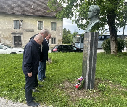ŽUPAN POLOŽIL VENEC OB 80-LETNICI DOKONOČNE OSVOBODITVE MORAVČ