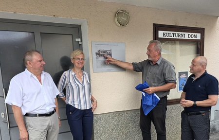 ŽUPAN ODKRIL SPOMINSKO TABLO OB 60-LETNICI KULTURNEGA DOMA V MORAVČAH