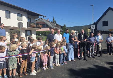 ŽUPAN V MORAVČAH ODPRL PRENOVLJENO VEGOVO ULICO