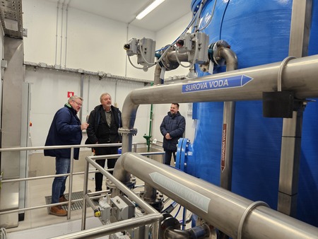 ŽUPAN OBISKAL NOVO FILTRIRNO POSTAJO NA HRIBU NAD PLESOM: POSKUSNO...