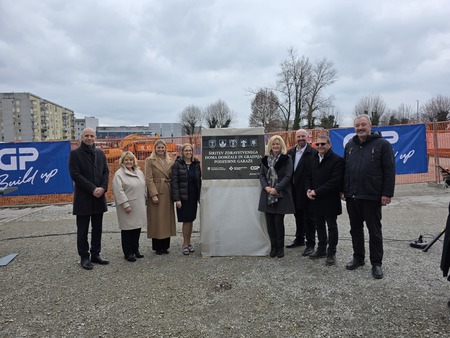 PET ŽUPANOV IN MINISTRICA POLOŽILO TEMELJNI KAMEN ZA GRADNJO VELIKEGA...