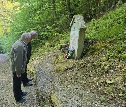 ŽUPAN OB DNEVU UPORA PROTI OKUPATORJU POLOŽIL VENEC V ČEŠNJICAH PRI...