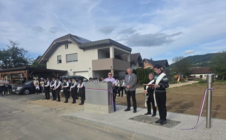ŽUPAN URADNO ODPRL NOVO KANALIZACIJSKO OMREŽJE V ČEŠNJICAH PRI...